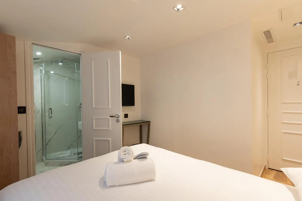 Hotel Au Coeur De Republique Paris